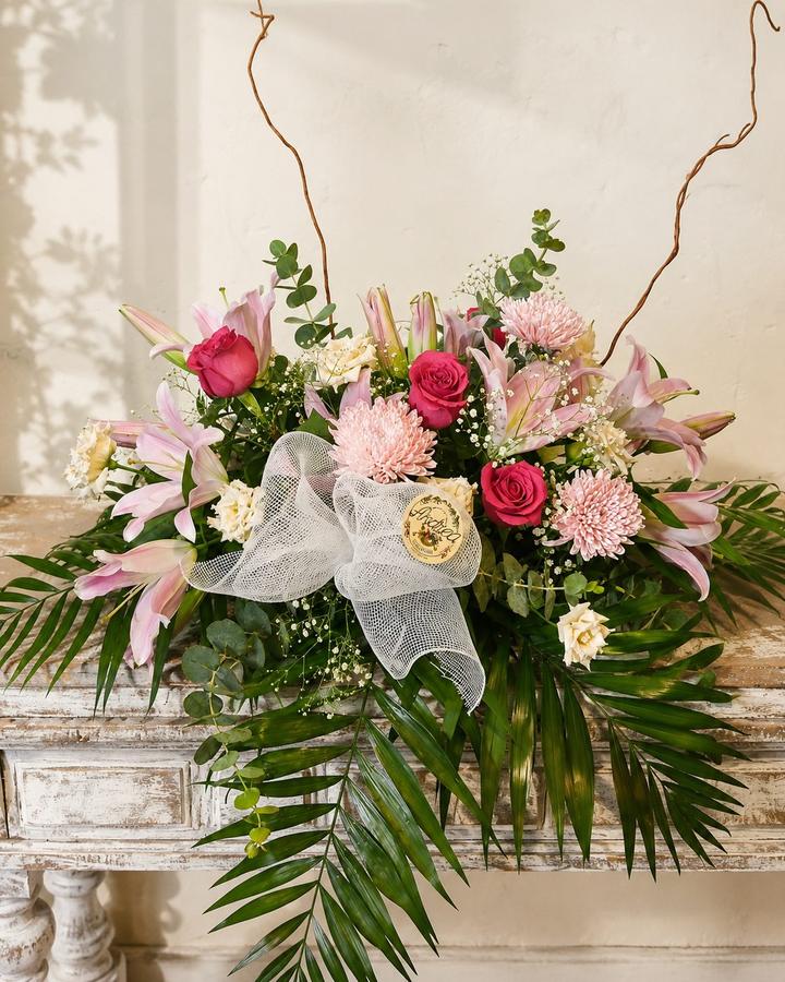 Centro floral de rosas y lirios de Floristería Andrea