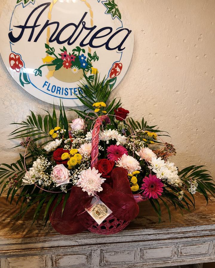 Cesta de flores variadas de Floristería Andrea