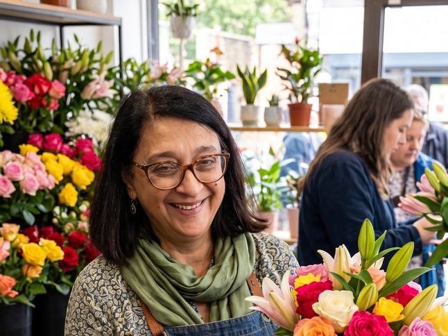 Preparando un ramo en Floristería Andrea, Salamanca